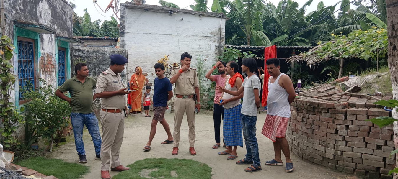 वैशाली के मदारपुर में किराना दुकानदार के घर के बाहर बमबाजी के बाद जांच करती पुलिस और मौके से बरामद सुतली बम।