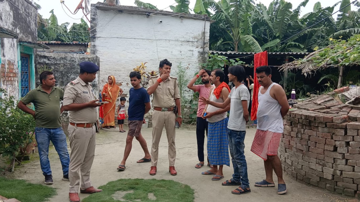 वैशाली के मदारपुर में किराना दुकानदार के घर के बाहर बमबाजी के बाद जांच करती पुलिस और मौके से बरामद सुतली बम।