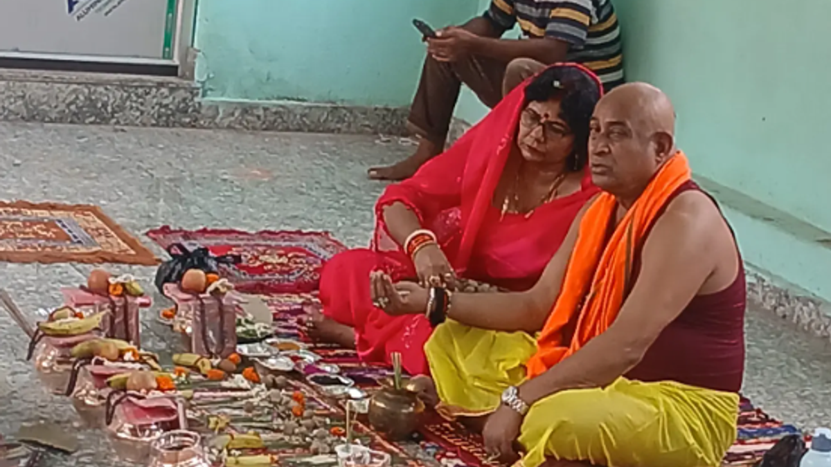 Rajeshwar Singh performing Pind Daan at Vishnupad Temple Gaya