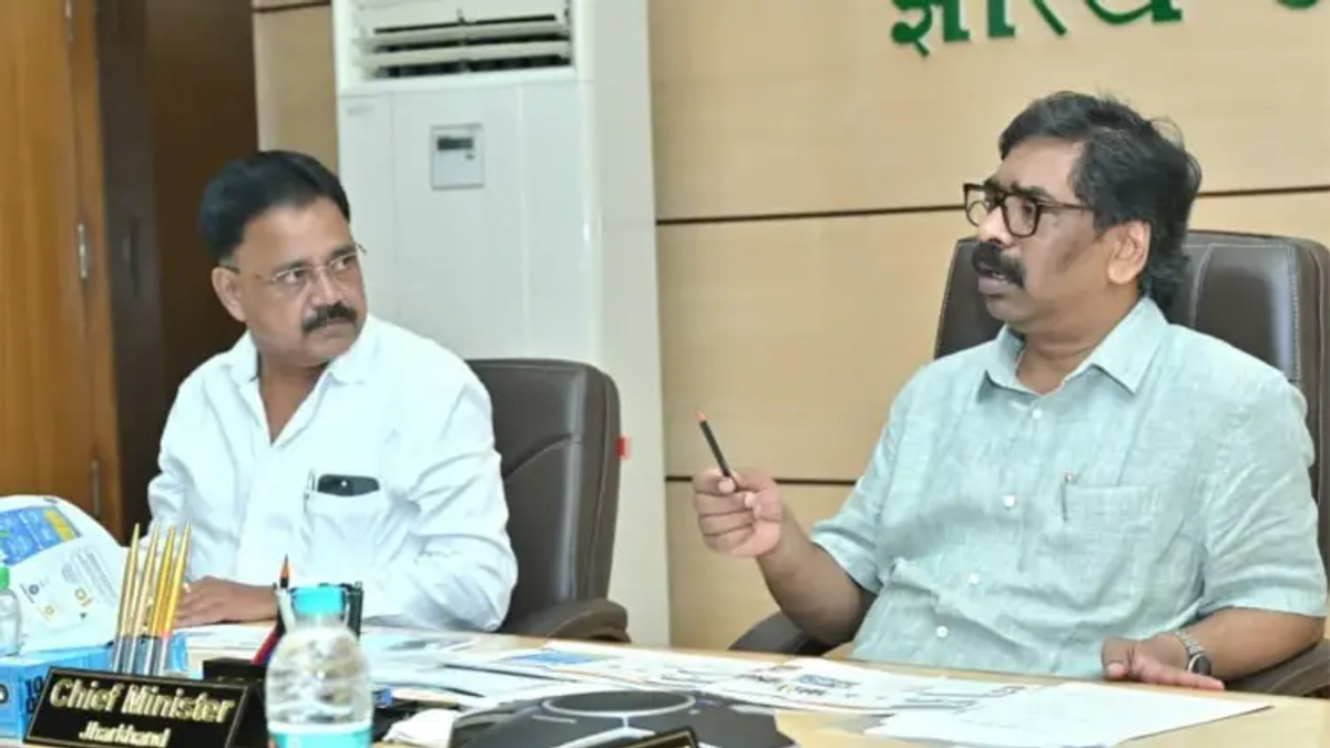 उच्च एवं तकनीकी शिक्षा विभाग की समीक्षा बैठक में अधिकारियों के साथ मुख्यमंत्री हेमंत सोरेन।
