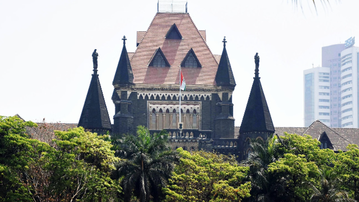 बॉम्बे हाई कोर्ट क्लर्क भर्ती परीक्षा की तकनीकी गड़बड़ी के खिलाफ प्रदर्शन करते अभ्यर्थी