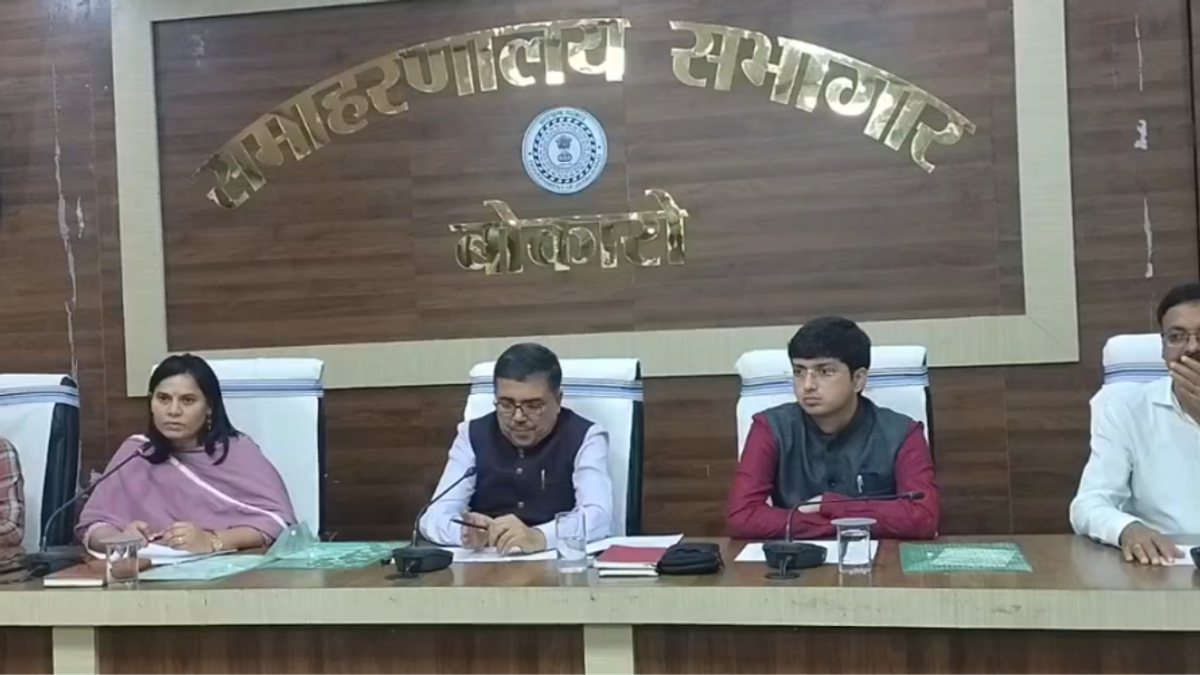 बोकारो में विशेष गहन पुनरीक्षण अभियान को लेकर प्रेस वार्ता करते जिला निर्वाचन पदाधिकारी सह उपायुक्त अजय नाथ झा।