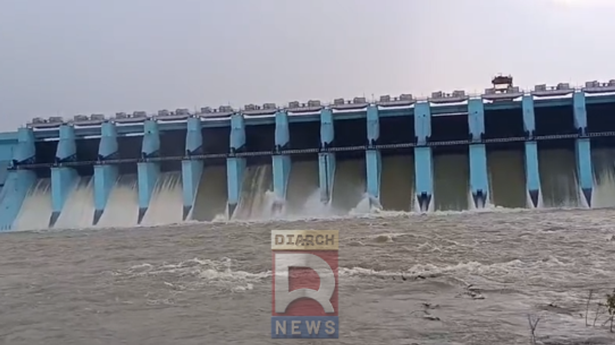 जमशेदपुर में उफनती स्वर्णरेखा नदी, बढ़ता जलस्तर, पीछे चांडिल डैम के खुले गेट और बारिश का सिनेमैटिक न्यूज विजुअल