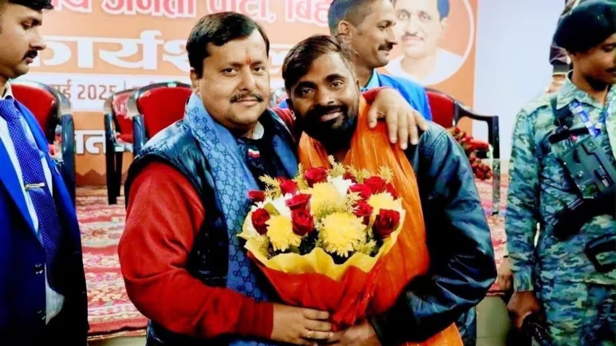 बांकीपुर उपचुनाव के भाजपा प्रत्याशी नीरज कुमार सिन्हा के साथ भाजपा नेता नितिन नवीन।