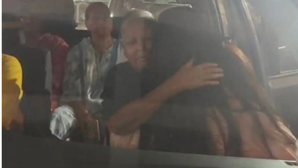 Rohini Acharya meets Lalu Yadav at Patna airport after returning from Singapore