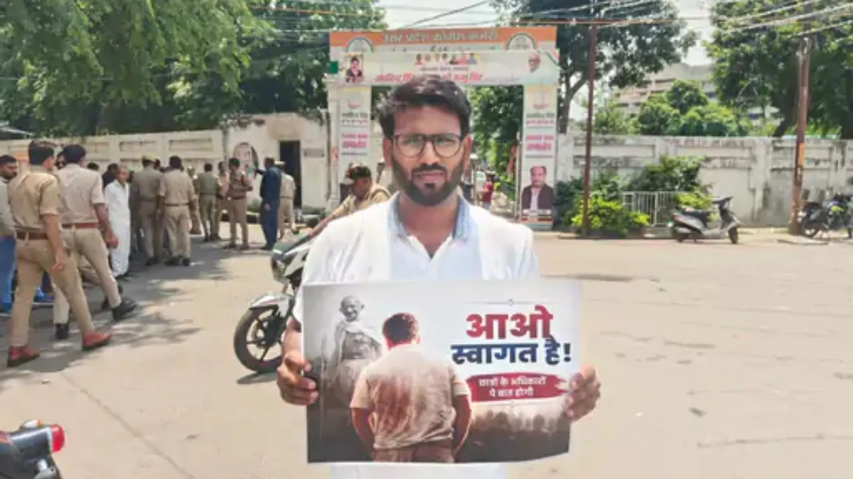 लखनऊ में मुख्यमंत्री आवास की ओर मार्च करते कांग्रेस और सपा कार्यकर्ता, बैरिकेडिंग के सामने तैनात पुलिस बल।