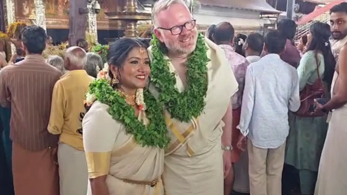 गुरुवायूर श्रीकृष्ण मंदिर में पारंपरिक विवाह की रस्म पूरी करते स्कॉटिश सांसद मार्टिन डे और नितिन चंद