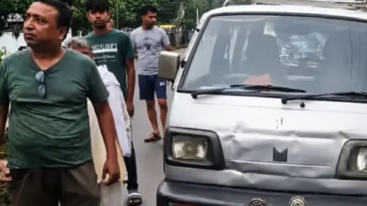 आसनसोल के मुर्गासोल इलाके में सड़क हादसे के बाद क्षतिग्रस्त स्कूल वैन, मिनी बस और जांच करती पुलिस।