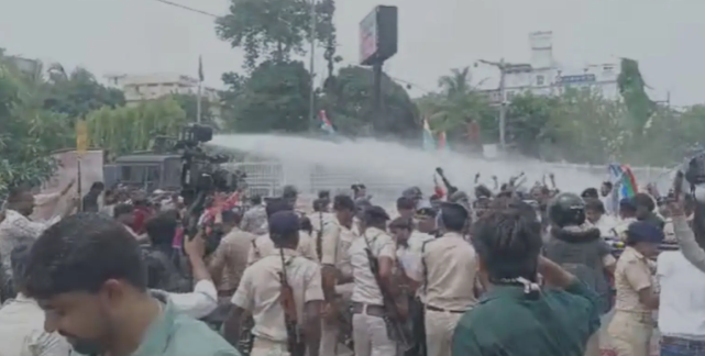 पटना में कांग्रेस और NSUI के प्रदर्शन के दौरान पुलिस द्वारा वॉटर कैनन का इस्तेमाल