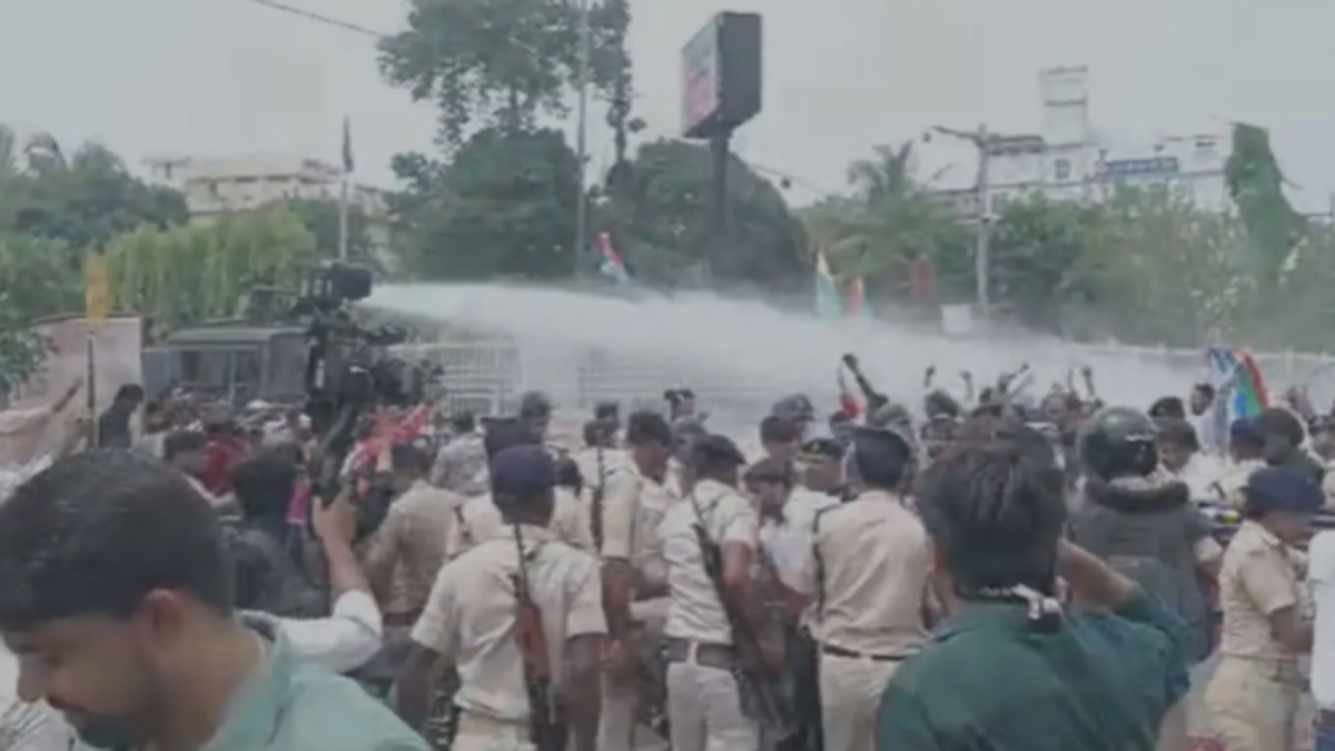 पटना में कांग्रेस और NSUI के प्रदर्शन के दौरान पुलिस द्वारा वॉटर कैनन का इस्तेमाल