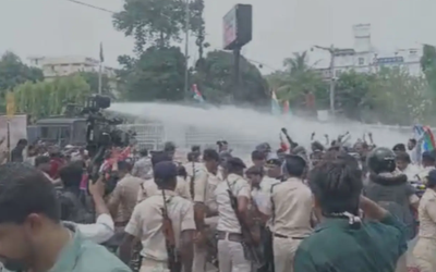 पटना में कांग्रेस और NSUI के प्रदर्शन के दौरान पुलिस द्वारा वॉटर कैनन का इस्तेमाल