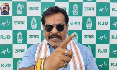 मीडिया से बातचीत के दौरान बिहार सरकार और छात्र आंदोलन पर बयान देते RJD प्रवक्ता बंटू सिंह।