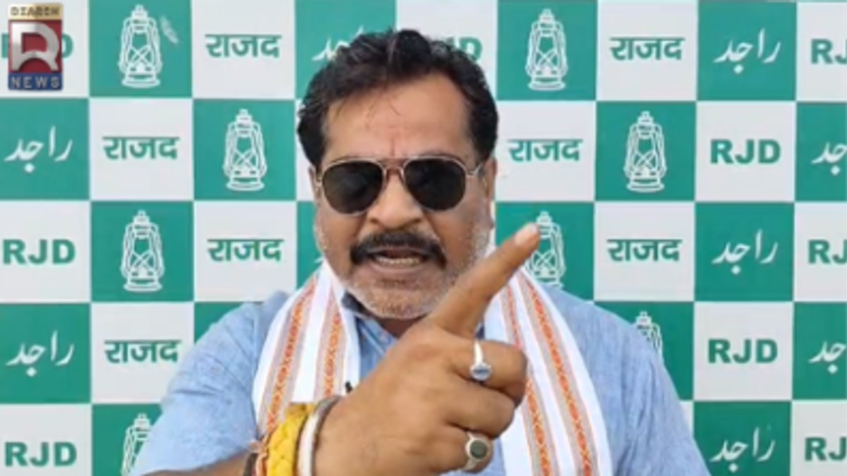 मीडिया से बातचीत के दौरान बिहार सरकार और छात्र आंदोलन पर बयान देते RJD प्रवक्ता बंटू सिंह।