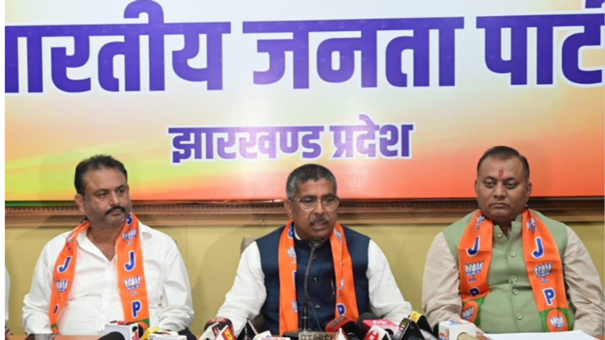 रांची में आयोजित भाजपा की प्रेस वार्ता में प्रदेश महामंत्री अमर कुमार बाउरी झारखंड भर्ती परीक्षा विवाद पर संबोधित करते हुए।