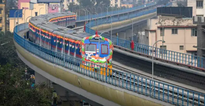 कोलकाता मेट्रो की ग्रीन लाइन पर हावड़ा मैदान से सेक्टर V के बीच ड्राइवरलेस मेट्रो का परीक्षण करती ट्रेन।