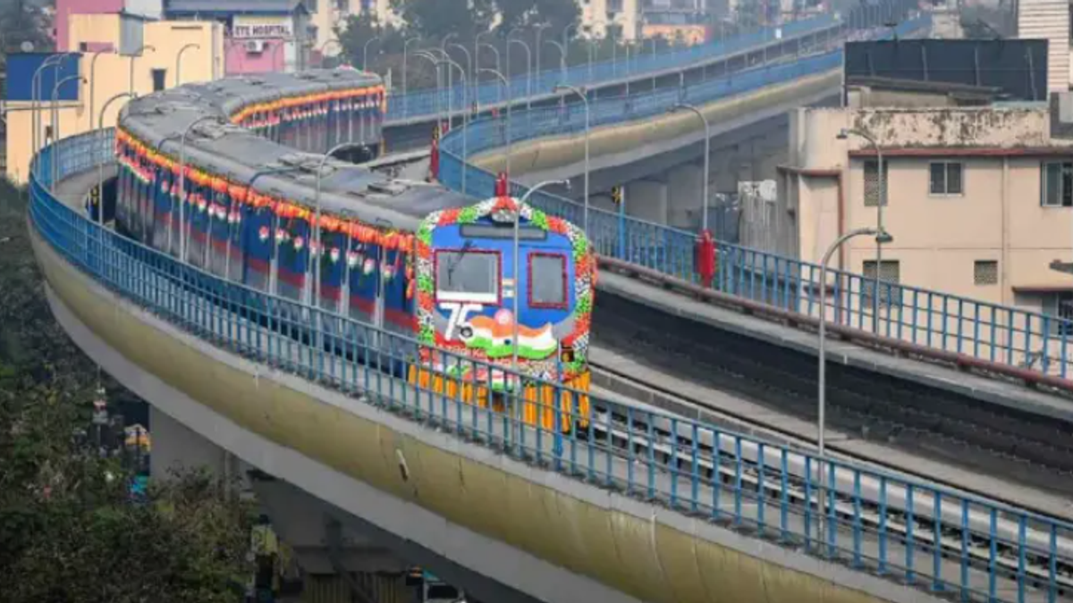 कोलकाता मेट्रो की ग्रीन लाइन पर हावड़ा मैदान से सेक्टर V के बीच ड्राइवरलेस मेट्रो का परीक्षण करती ट्रेन।