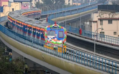 कोलकाता मेट्रो की ग्रीन लाइन पर हावड़ा मैदान से सेक्टर V के बीच ड्राइवरलेस मेट्रो का परीक्षण करती ट्रेन।