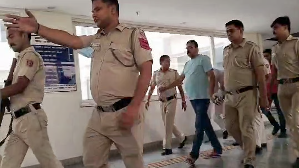 दिल्ली की राऊज एवेन्यू कोर्ट द्वारा हर्ष फायरिंग मामले में चार साल की सजा सुनाए जाने के बाद BJP विधायक राजू कुमार सिंह।