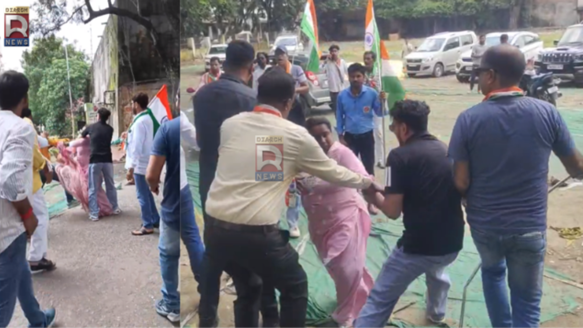 धनबाद में तिरंगा यात्रा के दौरान महिला और पुरुष कार्यकर्ताओं के बीच विवाद