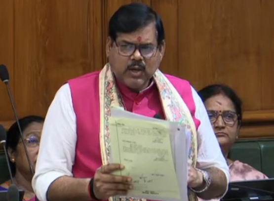 बिहार विधानसभा में BPSC TRE-4 शिक्षक भर्ती को लेकर जानकारी देते शिक्षा मंत्री मिथिलेश तिवारी।