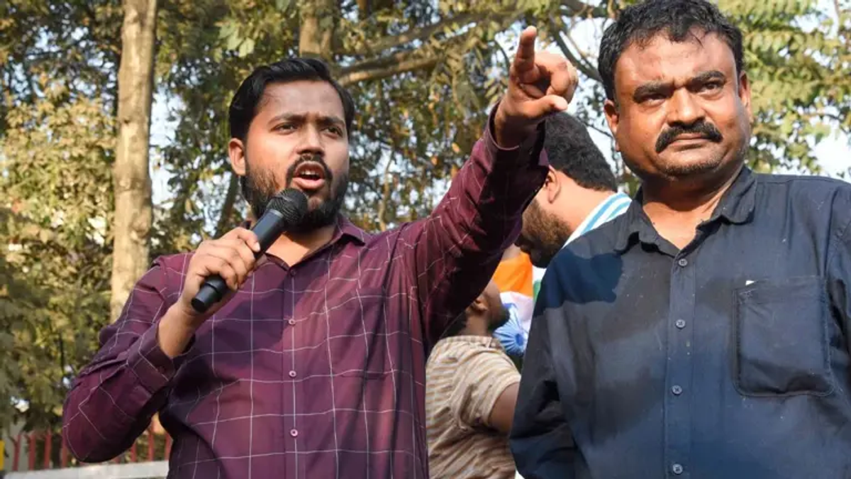 पटना फायरिंग केस में खान सर के सुरक्षा गार्डों की राइफल की जांच करती बिहार पुलिस।