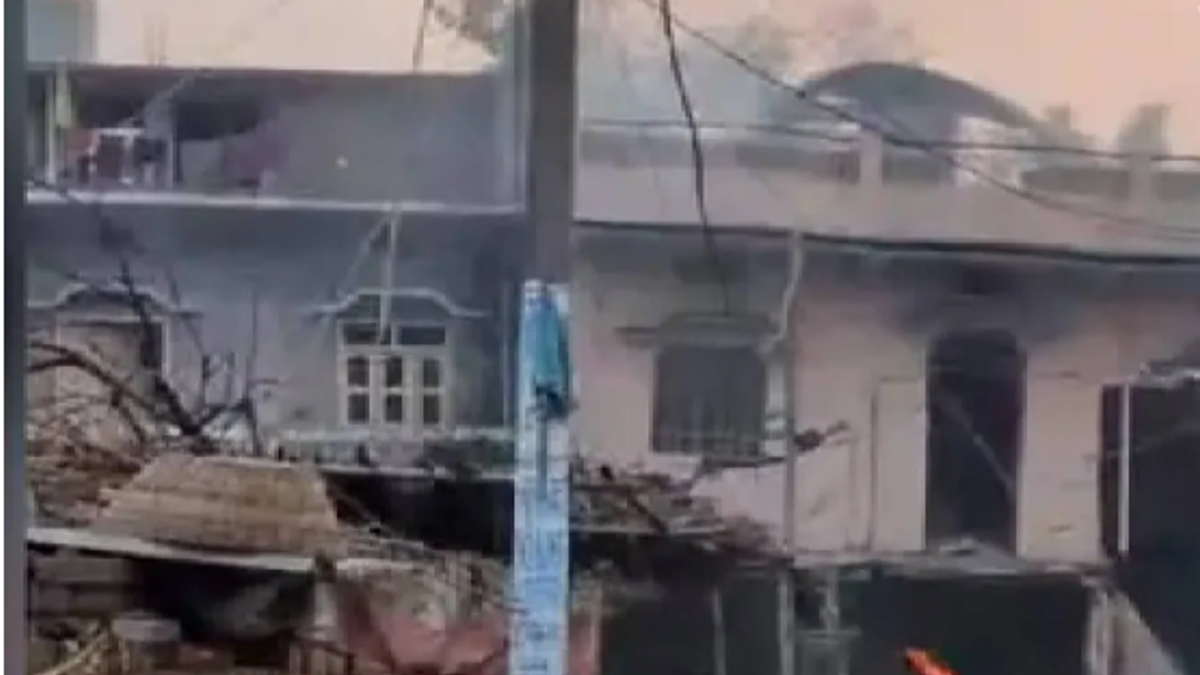सीवान के आलमपुर में पटाखा विस्फोट के बाद क्षतिग्रस्त मकान और घटनास्थल की तस्वीर