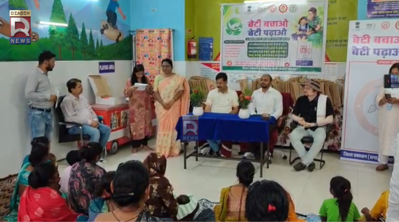 रामगढ़ सदर अस्पताल में 'बेटी बचाओ, बेटी पढ़ाओ' अभियान के तहत नवजात बच्चियों की माताओं को सम्मानित कर किट वितरित करते उपायुक्त ऋतुराज और अभियान निदेशक शशि प्रकाश झा।