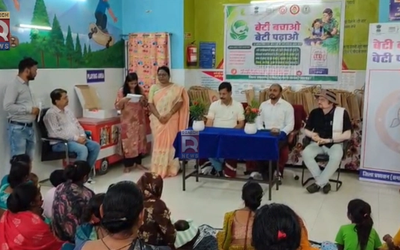 रामगढ़ सदर अस्पताल में 'बेटी बचाओ, बेटी पढ़ाओ' अभियान के तहत नवजात बच्चियों की माताओं को सम्मानित कर किट वितरित करते उपायुक्त ऋतुराज और अभियान निदेशक शशि प्रकाश झा।