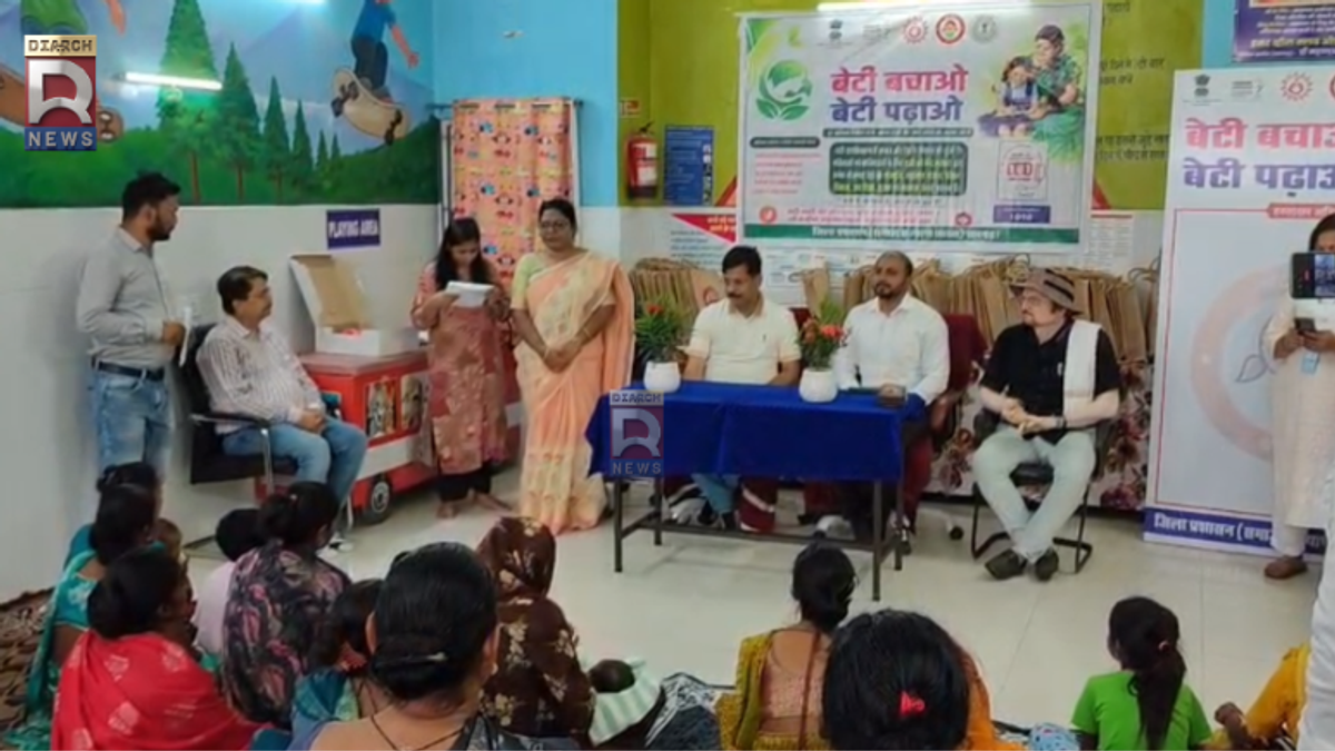 रामगढ़ सदर अस्पताल में 'बेटी बचाओ, बेटी पढ़ाओ' अभियान के तहत नवजात बच्चियों की माताओं को सम्मानित कर किट वितरित करते उपायुक्त ऋतुराज और अभियान निदेशक शशि प्रकाश झा।