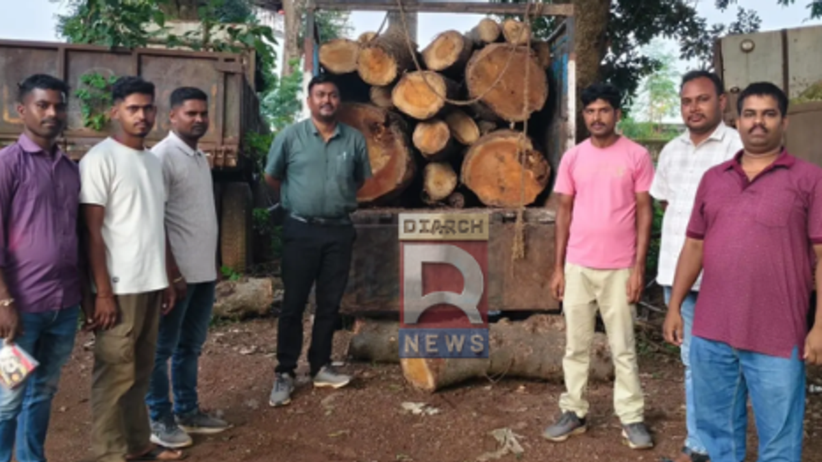 कुड़ू में वन विभाग द्वारा जब्त पिकअप वाहन और कटहल की लकड़ी का प्रतीकात्मक दृश्य।