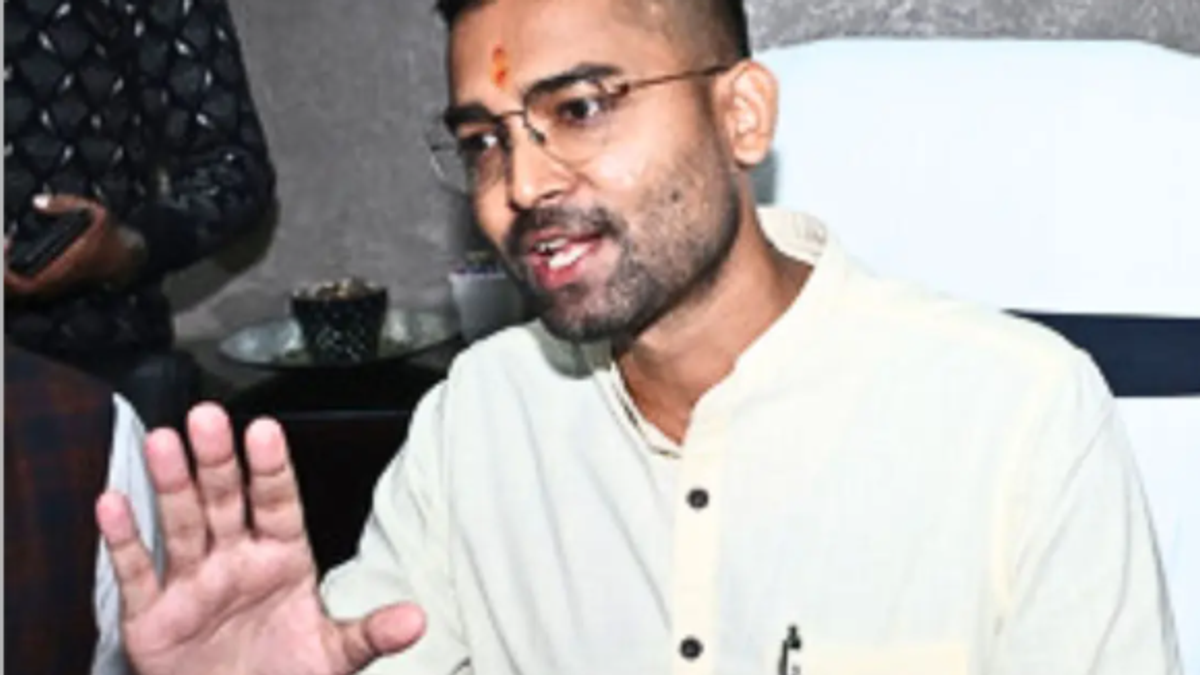 बिहार पंचायत चुनाव 2026 को लेकर मीडिया से बातचीत करते पंचायती राज मंत्री दीपक प्रकाश।