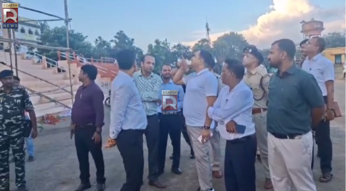 जामताड़ा के गांधी मैदान में स्वतंत्रता दिवस समारोह की तैयारियों का निरीक्षण करते उपायुक्त आलोक कुमार और पुलिस अधीक्षक शंभू कुमार सिंह।