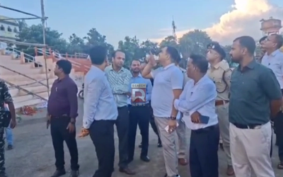 जामताड़ा के गांधी मैदान में स्वतंत्रता दिवस समारोह की तैयारियों का निरीक्षण करते उपायुक्त आलोक कुमार और पुलिस अधीक्षक शंभू कुमार सिंह।