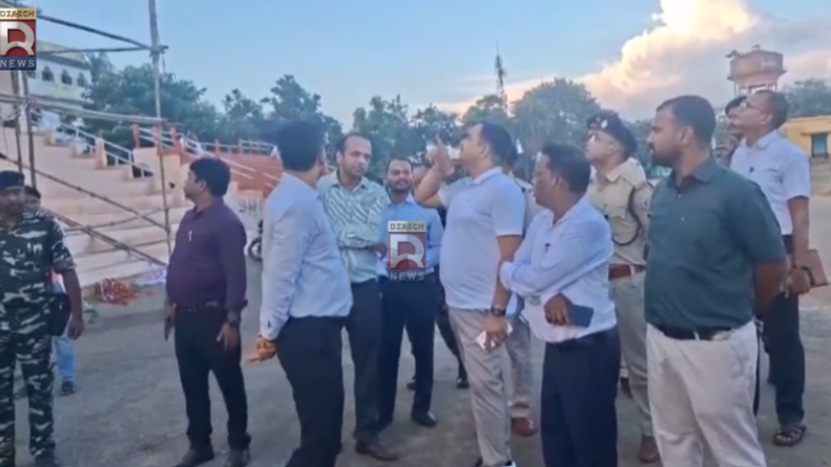 जामताड़ा के गांधी मैदान में स्वतंत्रता दिवस समारोह की तैयारियों का निरीक्षण करते उपायुक्त आलोक कुमार और पुलिस अधीक्षक शंभू कुमार सिंह।