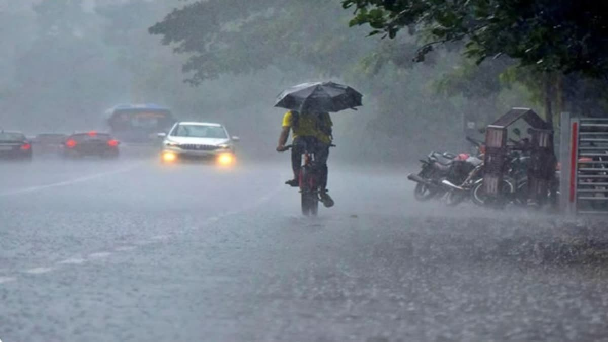 बिहार के कई जिलों में काले बादलों के बीच तेज बारिश और मौसम विभाग द्वारा जारी ऑरेंज अलर्ट का सांकेतिक दृश्य।