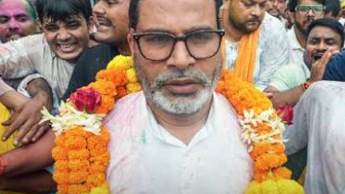 बांकीपुर उपचुनाव में जीत के बाद समर्थकों का अभिवादन करते प्रशांत किशोर।