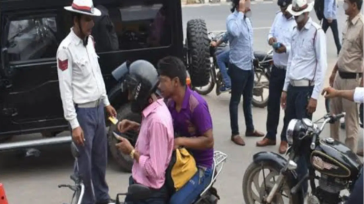 कैमूर जिला परिवहन कार्यालय और ऑडिट जांच से जुड़े दस्तावेजों का सांकेतिक दृश्य।