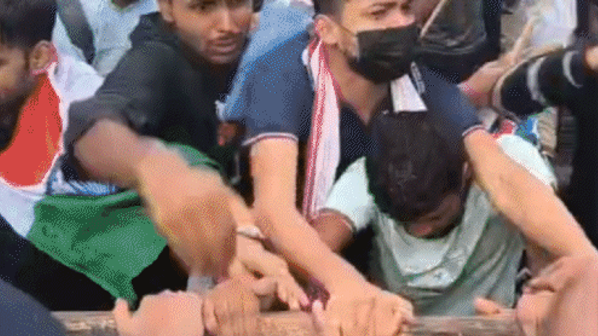 पटना में BPSC और दरोगा भर्ती परीक्षा रद्द करने की मांग को लेकर प्रदर्शन करते छात्र