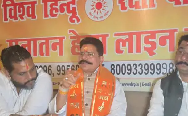 लखनऊ में विश्व हिंदू रक्षा परिषद के मथुरा अभियान को लेकर लगाए गए पोस्टर