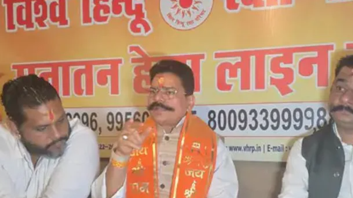 लखनऊ में विश्व हिंदू रक्षा परिषद के मथुरा अभियान को लेकर लगाए गए पोस्टर