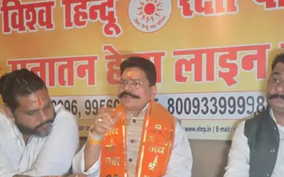 लखनऊ में विश्व हिंदू रक्षा परिषद के मथुरा अभियान को लेकर लगाए गए पोस्टर