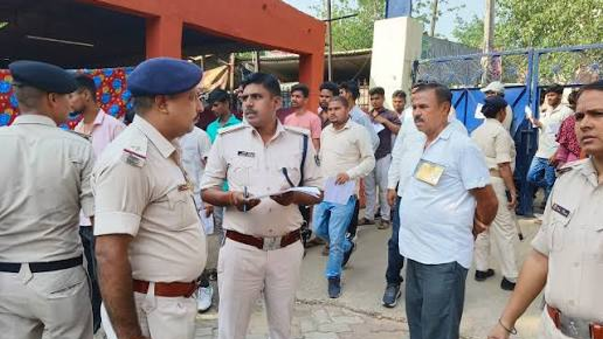 नवादा सिपाही भर्ती परीक्षा केंद्र के बाहर सुरक्षा व्यवस्था, परीक्षा धांधली की जांच से जुड़े दस्तावेज और EOU जांच का प्रतीकात्मक दृश्य