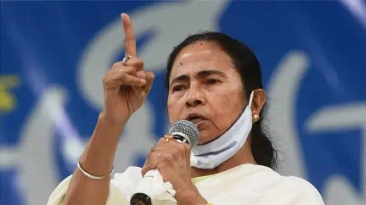 भाजपा पर आरोप लगाते हुए वीडियो संदेश जारी करतीं टीएमसी प्रमुख ममता बनर्जी।