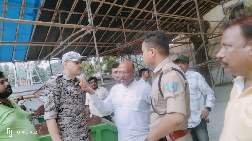 सरायकेला में रथयात्रा मार्ग का निरीक्षण करते पुलिस अधीक्षक मनोज स्वर्गीयारी और प्रशासनिक अधिकारी।