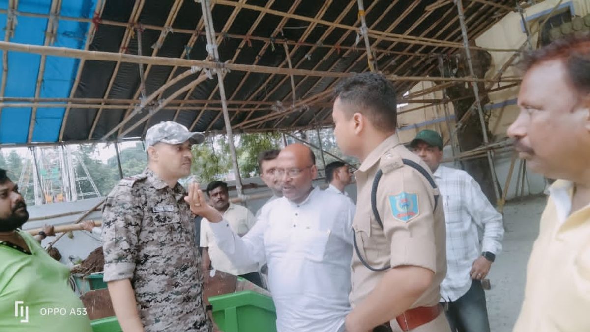 सरायकेला में रथयात्रा मार्ग का निरीक्षण करते पुलिस अधीक्षक मनोज स्वर्गीयारी और प्रशासनिक अधिकारी।