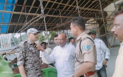 सरायकेला में रथयात्रा मार्ग का निरीक्षण करते पुलिस अधीक्षक मनोज स्वर्गीयारी और प्रशासनिक अधिकारी।