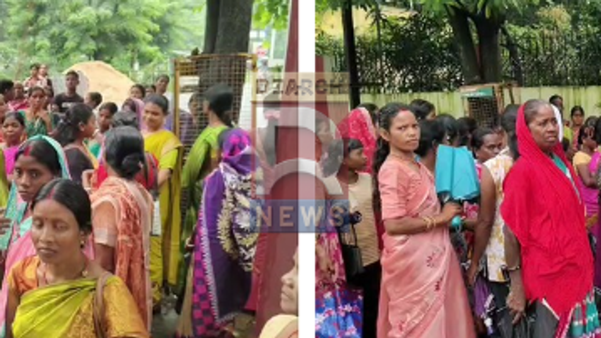बोकारो के दुग्धा-बूढ़ीडीह में फ्लाई ऐश परिवहन के विरोध में प्रदर्शन करती ग्रामीण महिलाएं