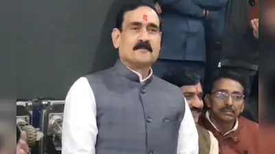 दतिया उपचुनाव के बीच पूर्व मंत्री नरोत्तम मिश्रा मीडिया से बातचीत करते हुए।