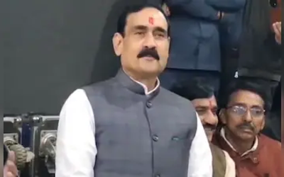दतिया उपचुनाव के बीच पूर्व मंत्री नरोत्तम मिश्रा मीडिया से बातचीत करते हुए।