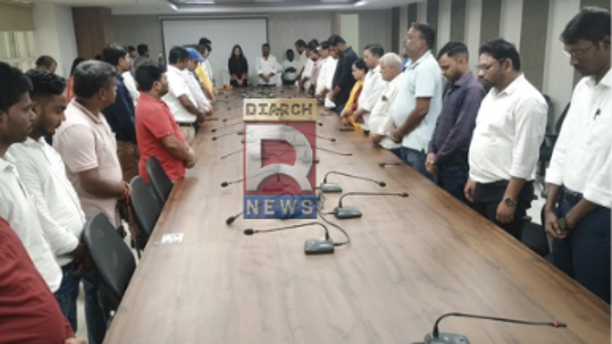 देवघर नगर निगम में दिवंगत मंत्री सुदिव्य कुमार को श्रद्धांजलि देते महापौर, नगर आयुक्त और निगम कर्मचारी।